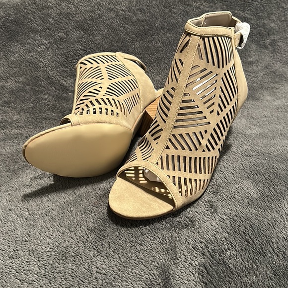 Tan boot with cut outs. - Picture 2 of 2